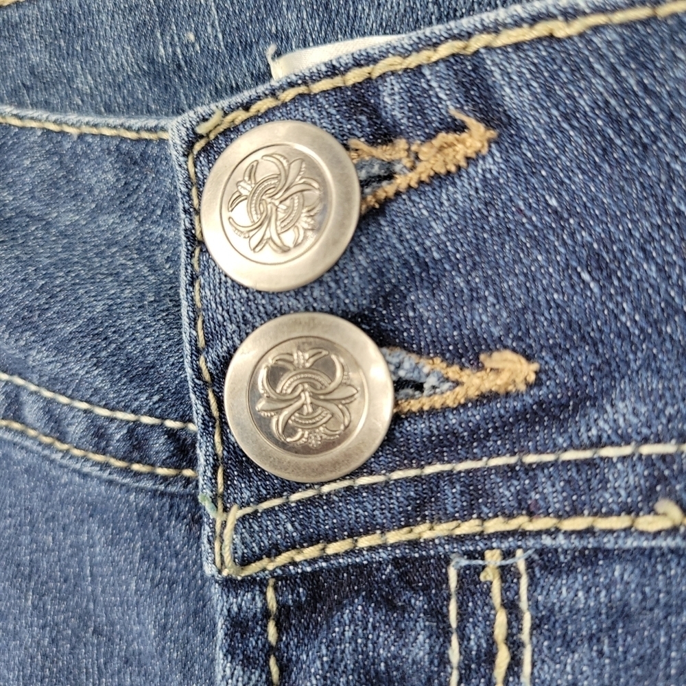 No Boundaries Womens Embroidered Rolled Cuff Bermuda Jean Shorts Size 17 - Picture 4 of 10